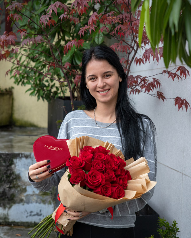 Buchet romantic trandafiri roșii și ciocolată