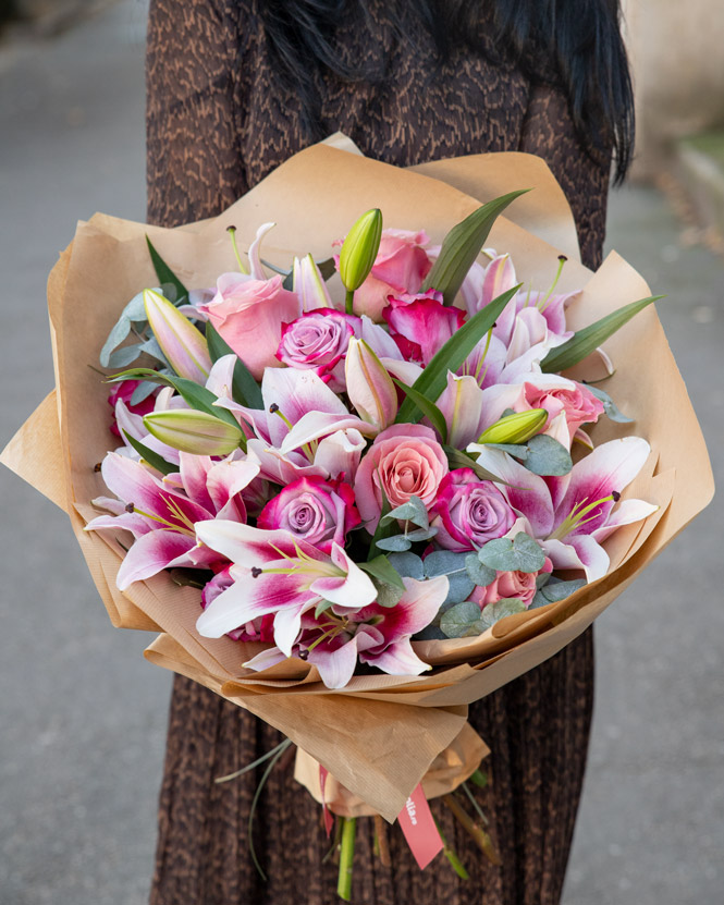 Pink lilies and roses bouquet