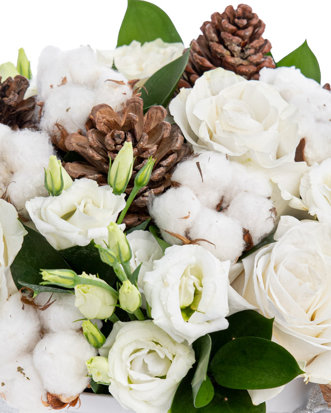 Aranjament de iarnă cu flori albe