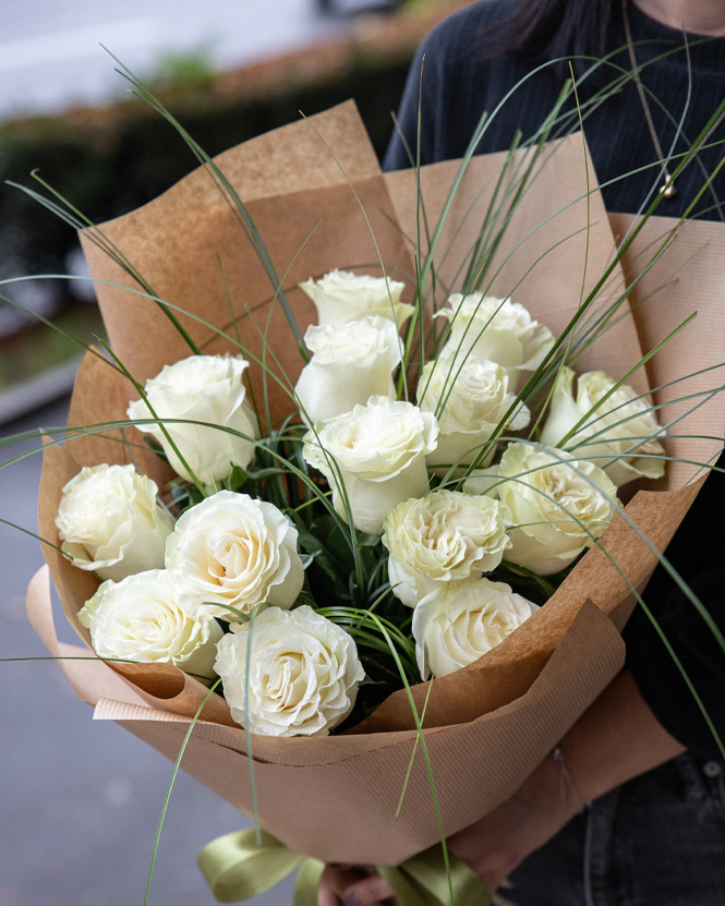 Buchet trandafiri albi decorați cu verdeață