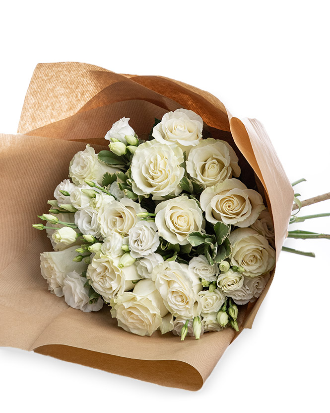 Buchet trandafiri albi cu eustoma și verdeață