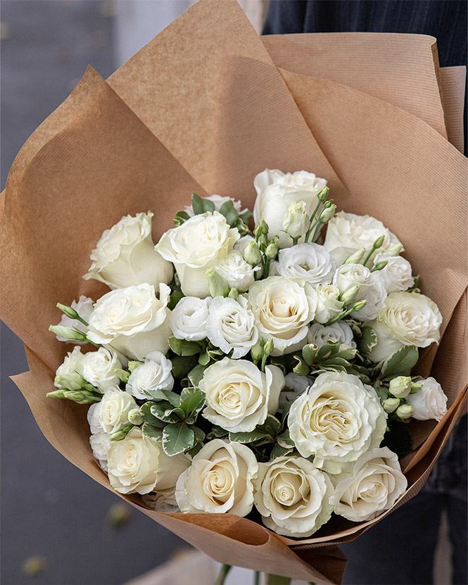 Buchet trandafiri albi cu eustoma și verdeață