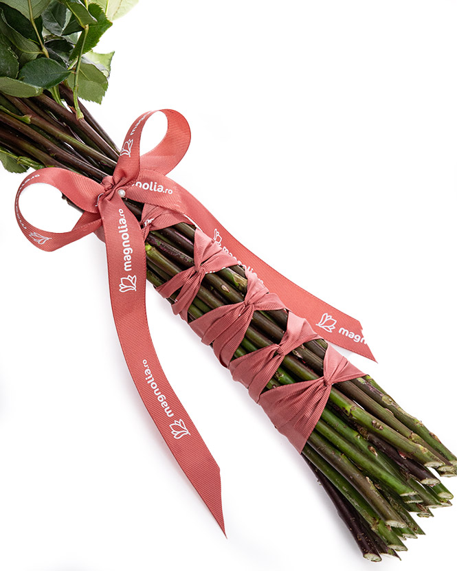 Buchet trandafiri roz decorați cu verdeață