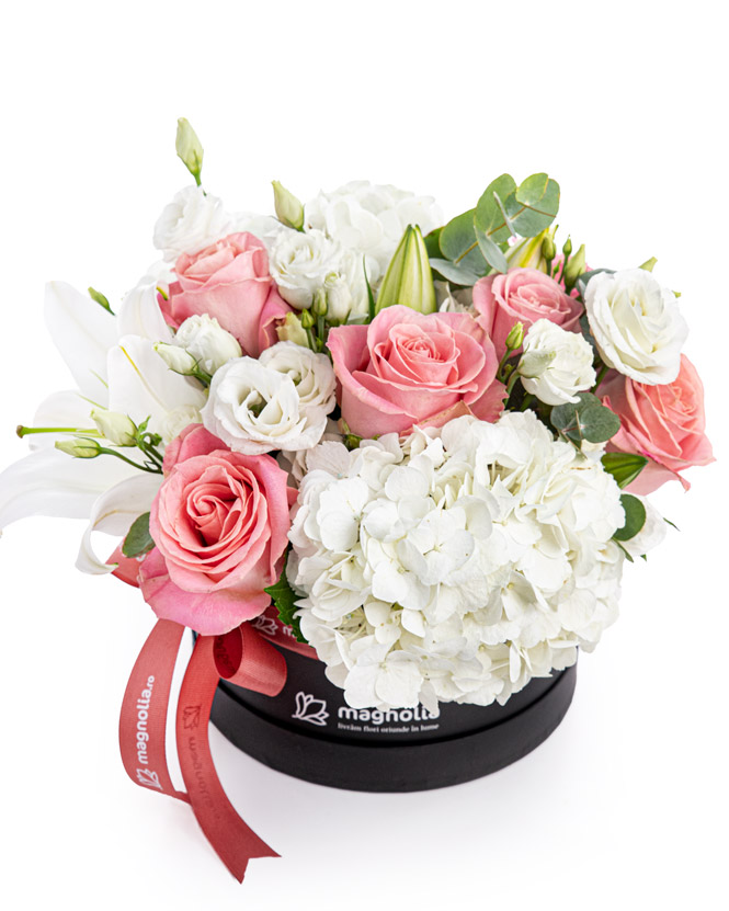 Aranjament cu flori albe și roz