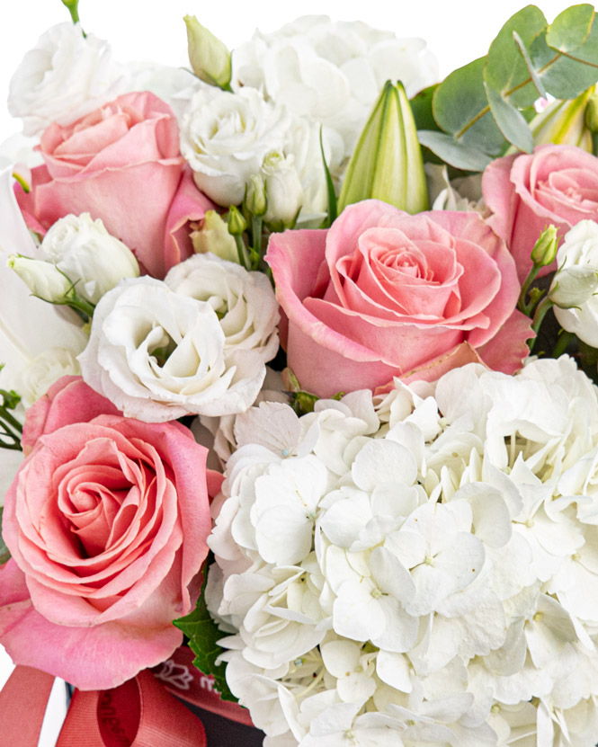 Aranjament cu flori albe și roz