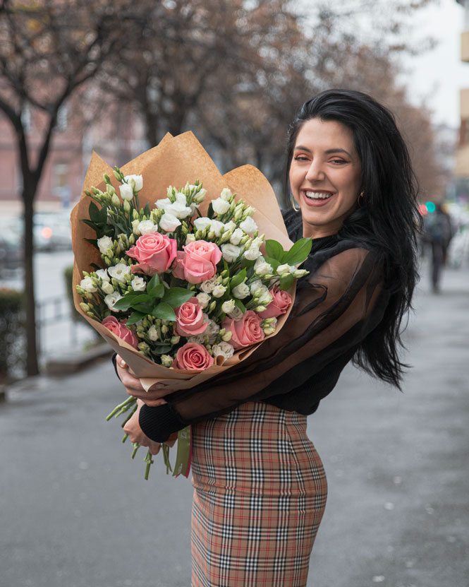 Buchet trandafiri roz și eustoma