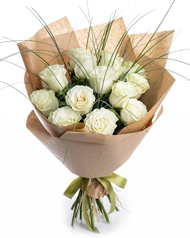 Buchet trandafiri albi decorați cu verdeață