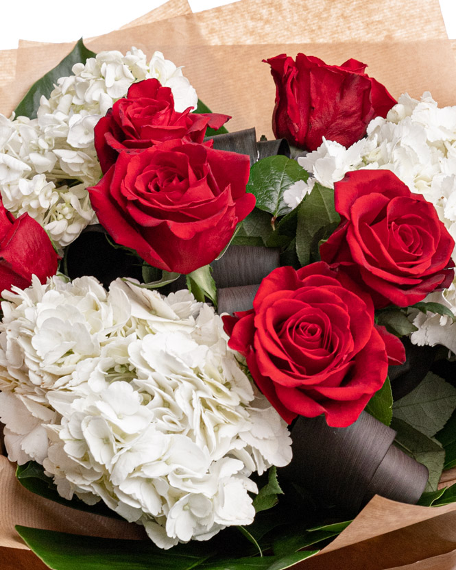 Buchet trandafiri roșii și hortensii