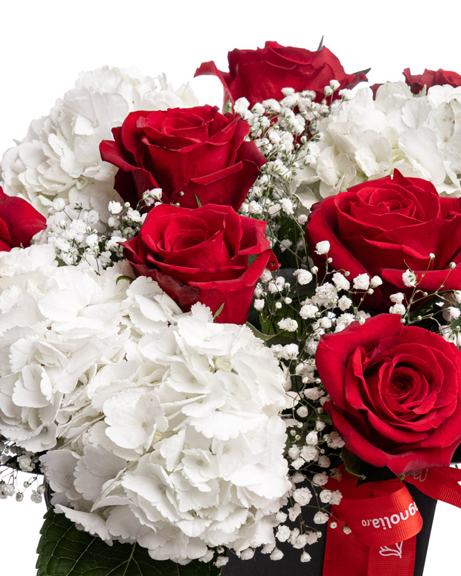 Aranjament floral cu trandafiri și hortensii