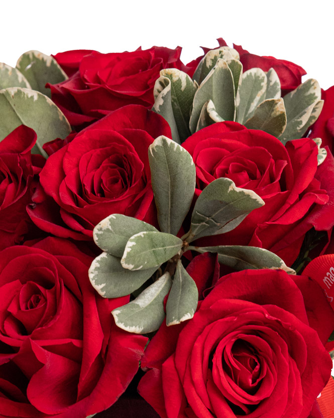 Aranjament trandafiri roșii în cutie catifelată „Sophisticate Love