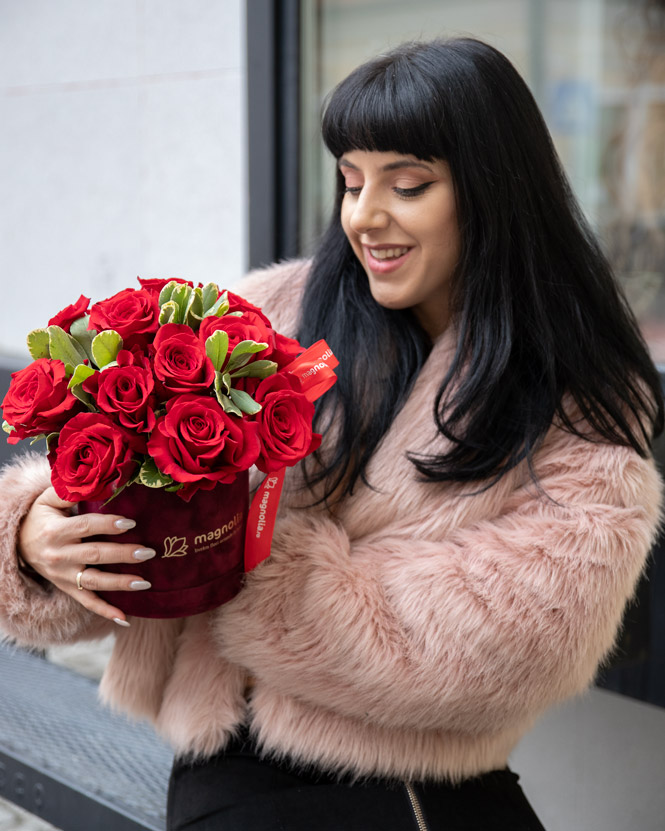 Aranjament trandafiri roșii în cutie catifelată „Sophisticate Love
