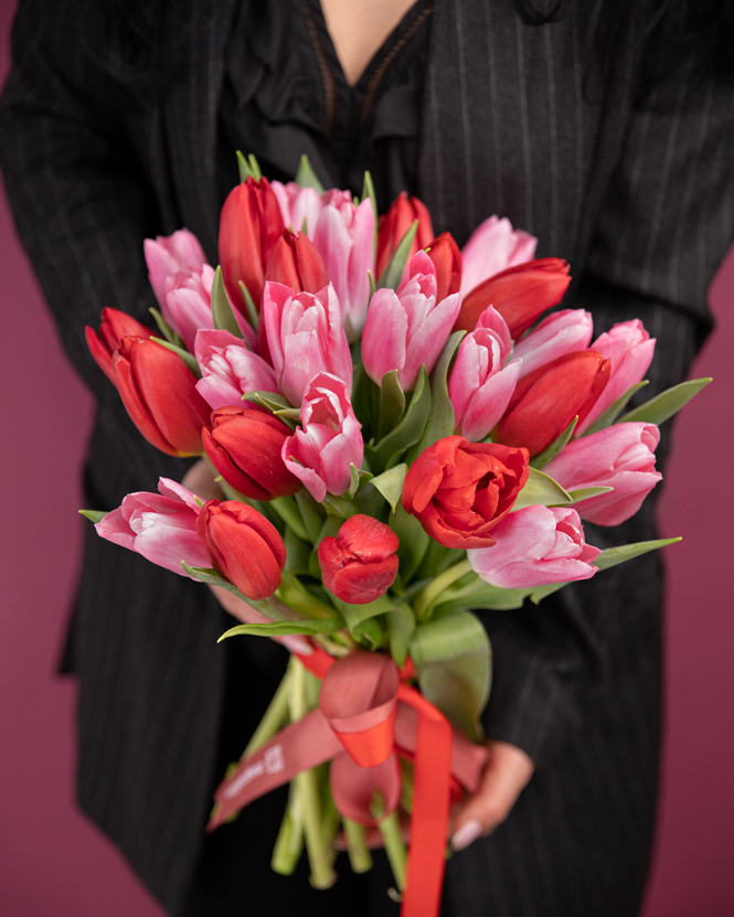 Bouquet of pink and red tulips