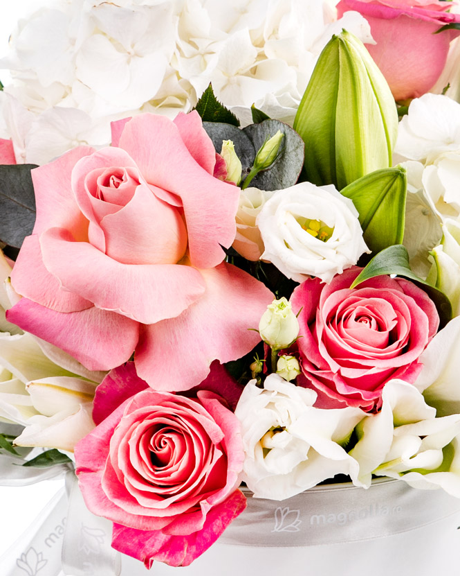 Arrangement with white and pink flowers