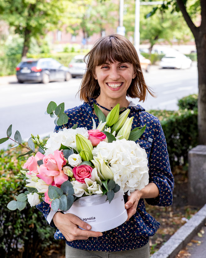 Arrangement with white and pink flowers