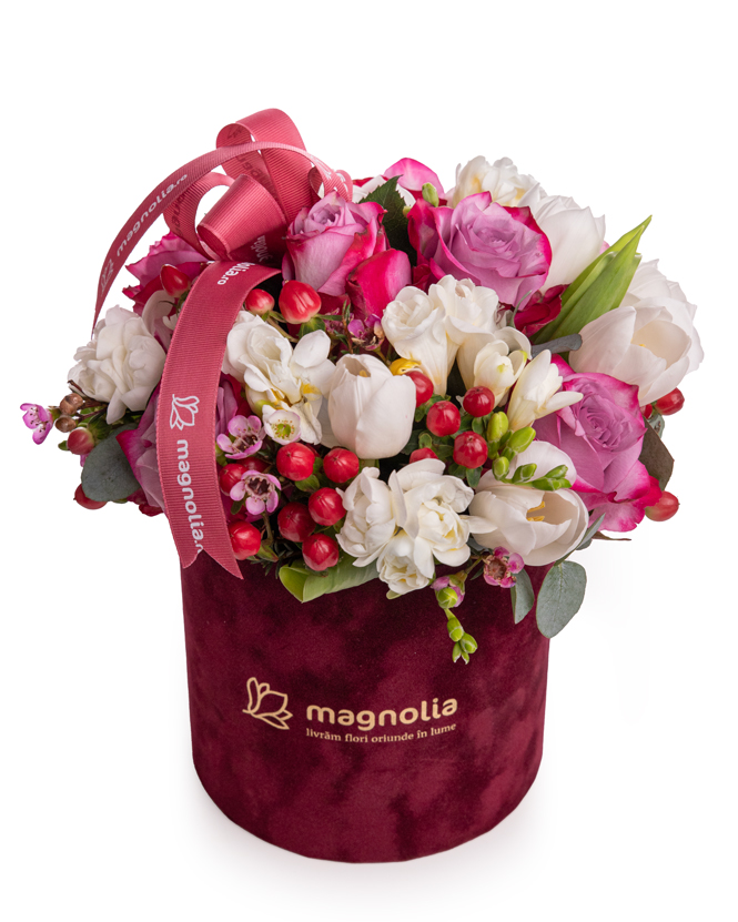 Aranjament floral cu trandafiri, lalele și frezii în cutie catifelată