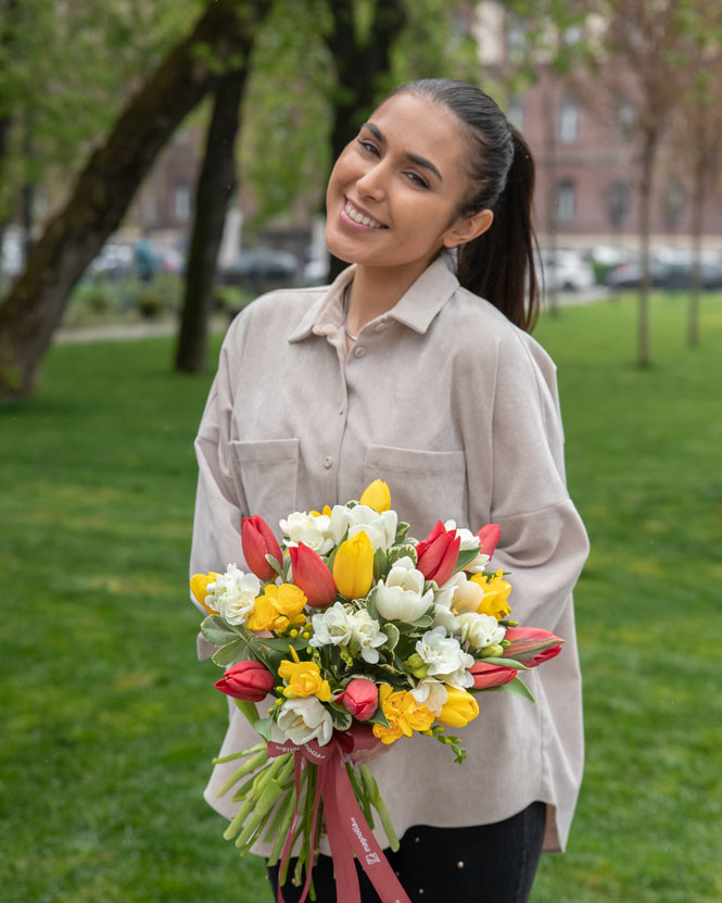 Buchet lalele și frezii „Joyful Gift”