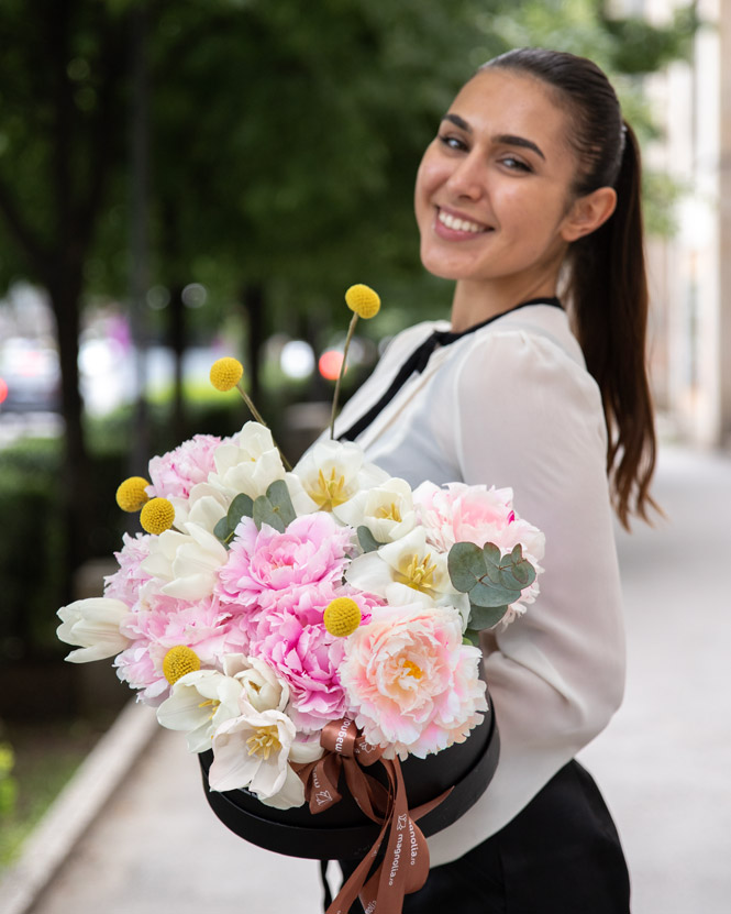 Aranjament floral cu bujori și lalele „Esența Fericirii