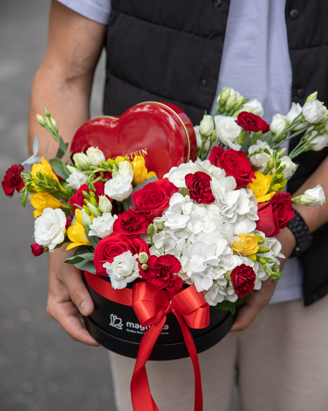 Arrangement with roses, hydrangea and chocolate