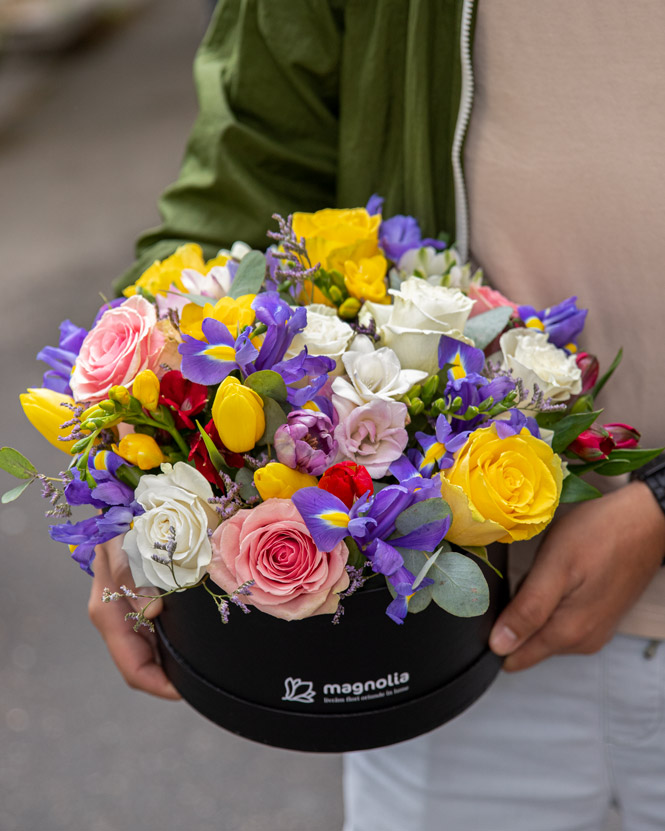 Aranjament floral „Colorful Gift”