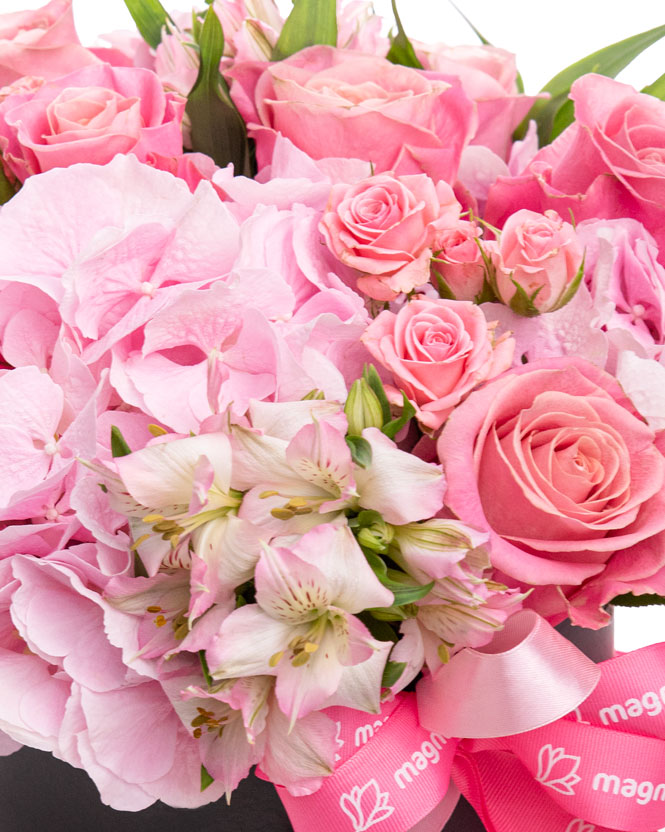 Aranjament floral cu trandafiri și hortensii 