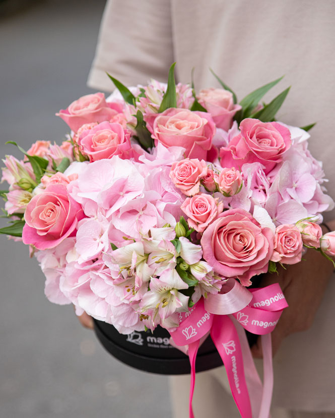 Aranjament floral cu trandafiri și hortensii 