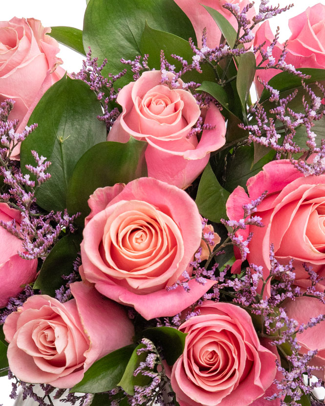Buchet trandafiri roz decorați cu verdeață