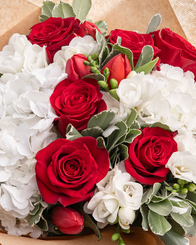 Red roses bouquet with hydrangeas