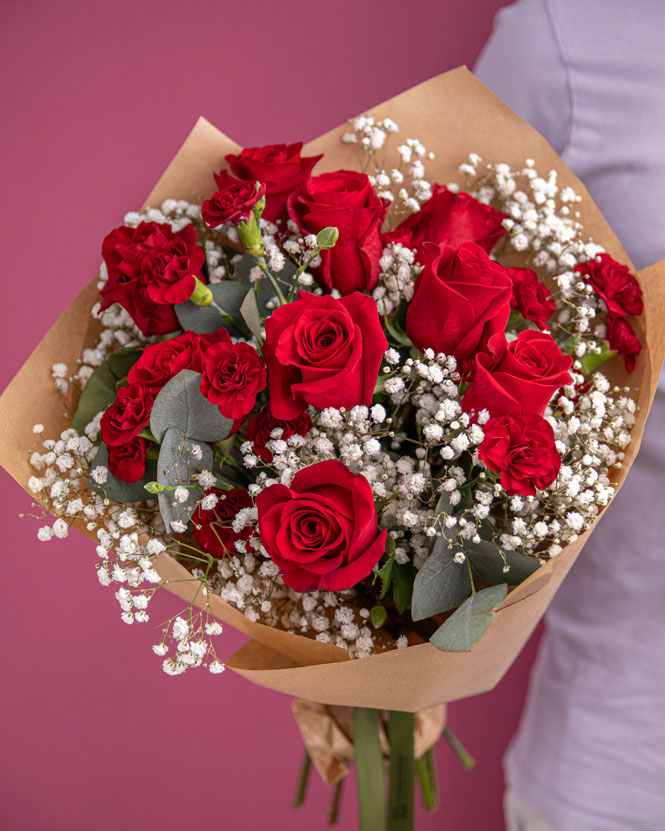 Buchet cu trandafiri si gypsophila