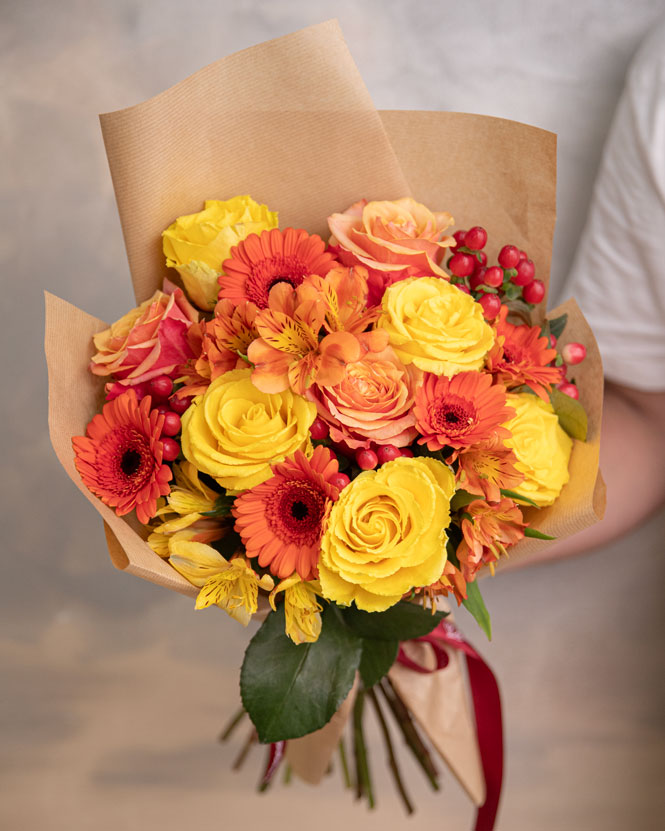 Bouquet of gerbera and roses