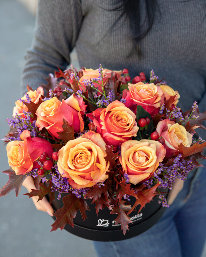 Roses and hypericum autumn box