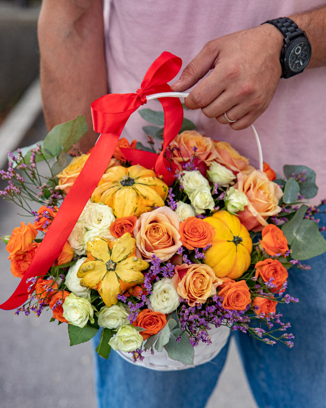 Coșuleț de toamnă cu trandafiri și dovlecei ornamentali