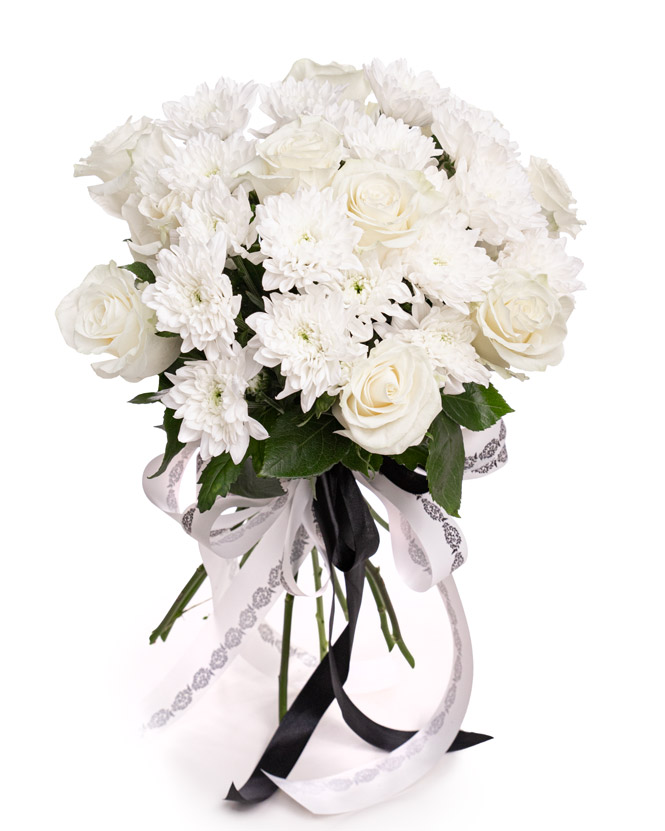 Buchet funerar cu trandafiri albi și crizanteme