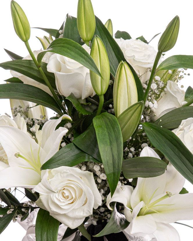 Buchet funerar cu trandafiri, crini și gypsophila