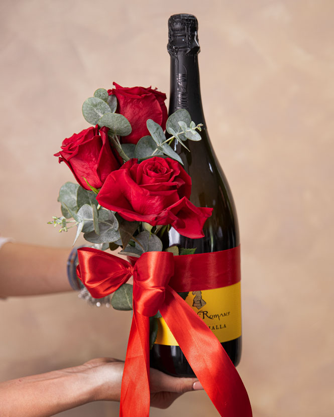 Vin spumant (1,5L) decorat cu trandafiri roșii