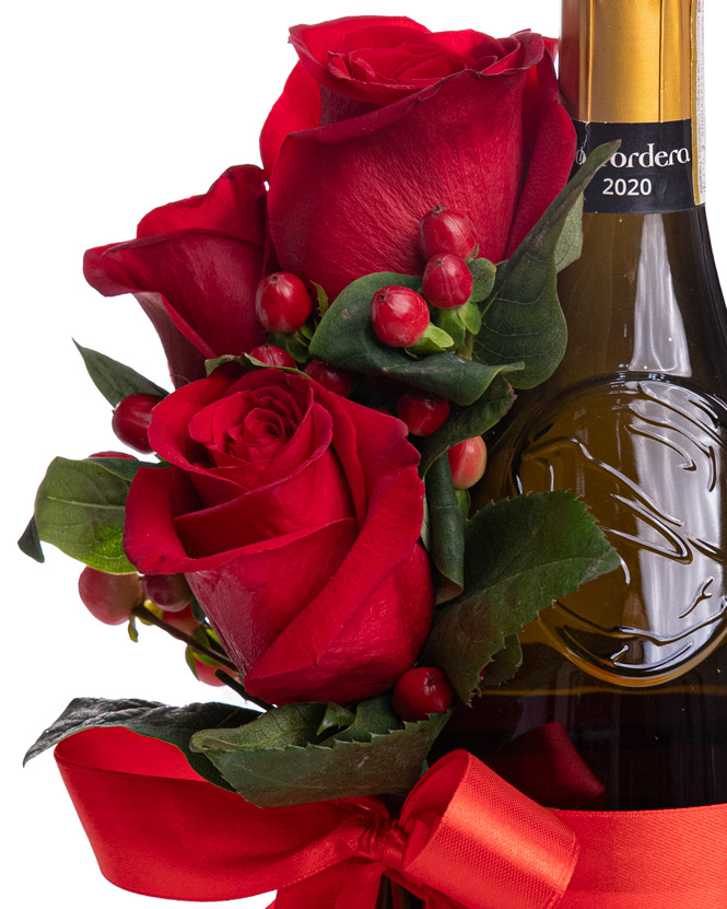 Sticlă Prosecco decorată cu trandafiri roșii