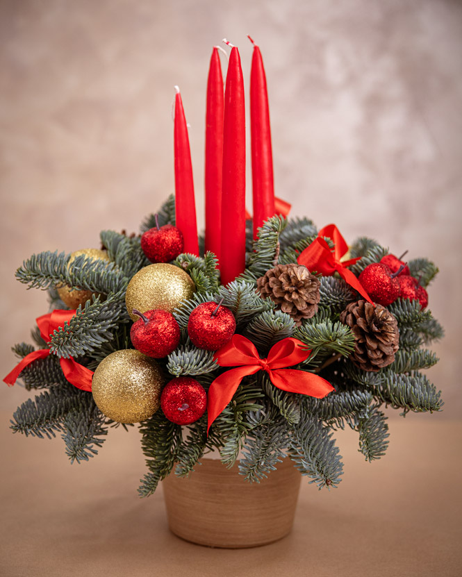 Advent arrangement with festive ornaments