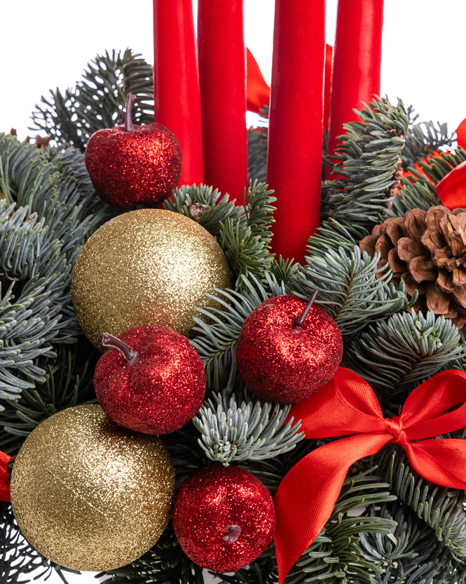 Advent arrangement with festive ornaments