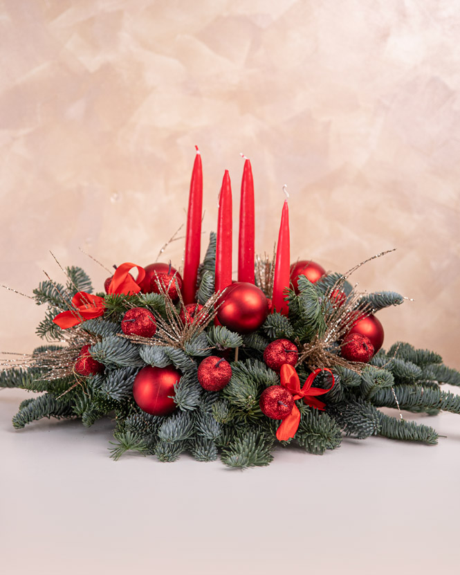 Advent arrangement with candles and ornaments