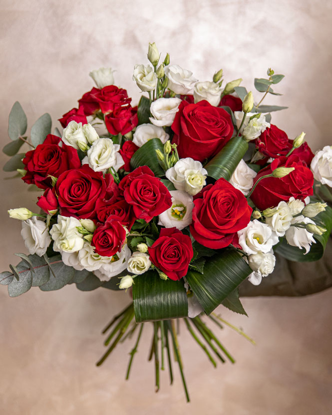 Bouquet with roses, eustoma and aspidistra