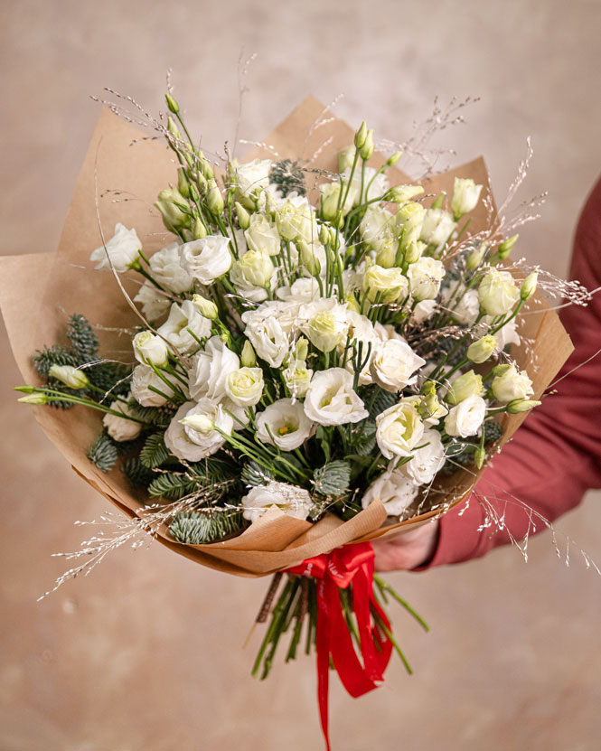 Winter bouquet with lisianthus