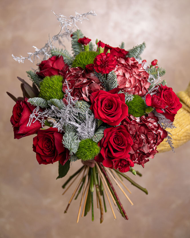 Buchet cu trandafiri roşii şi hortensie burgundy