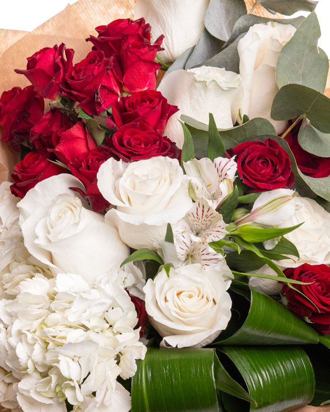 Red roses bouquet with hydrangeas