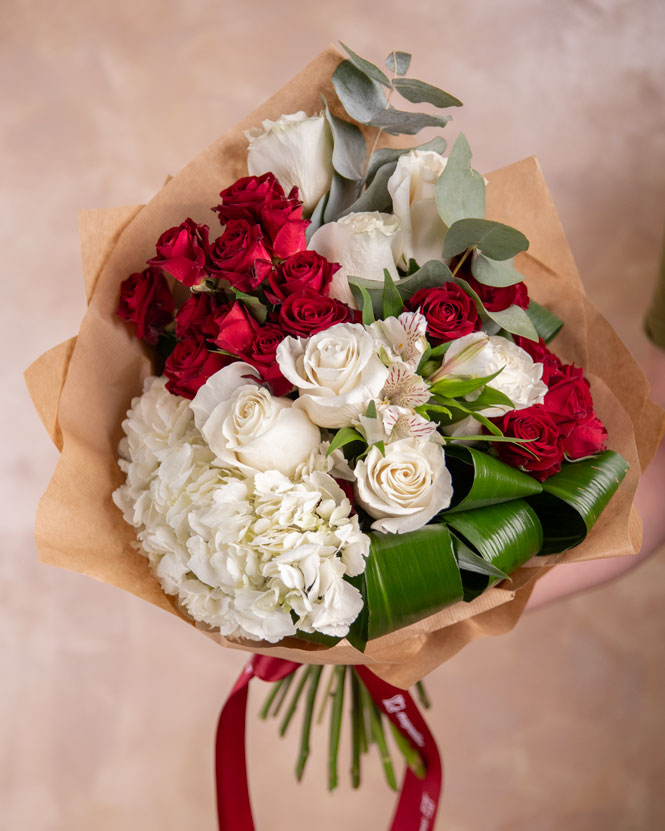 Buchet trandafiri roșii și hortensii