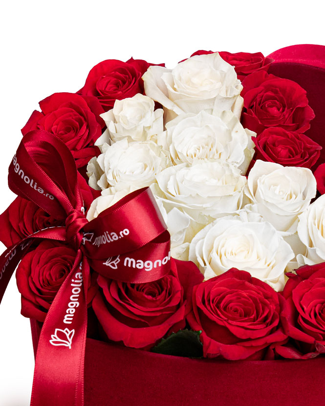 Trandafiri albi și roșii in cutie inimă