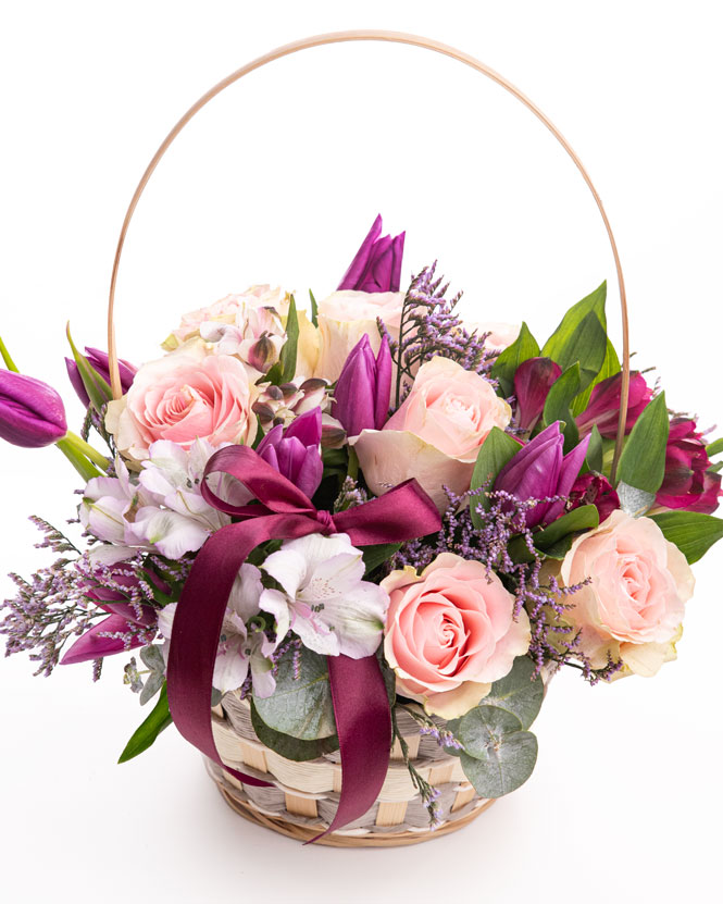 Basket with colorful flowers 