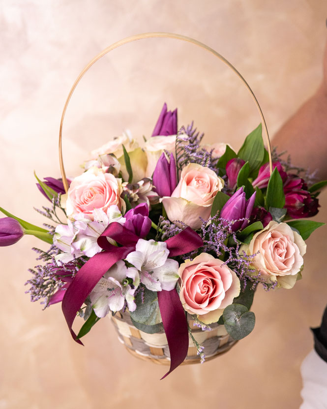 Basket with colorful flowers 