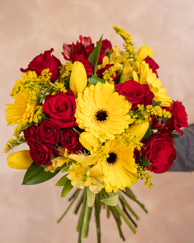 Buchet cu gerbera, trandafiri şi alstroemeria 