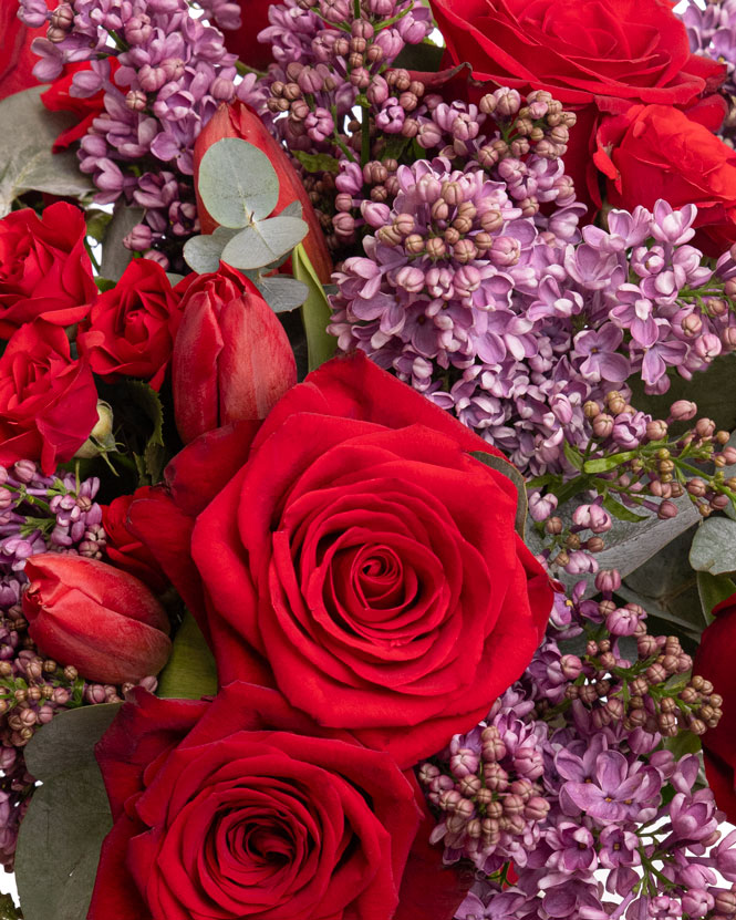 Buchet cu liliac și trandafiri roșii
