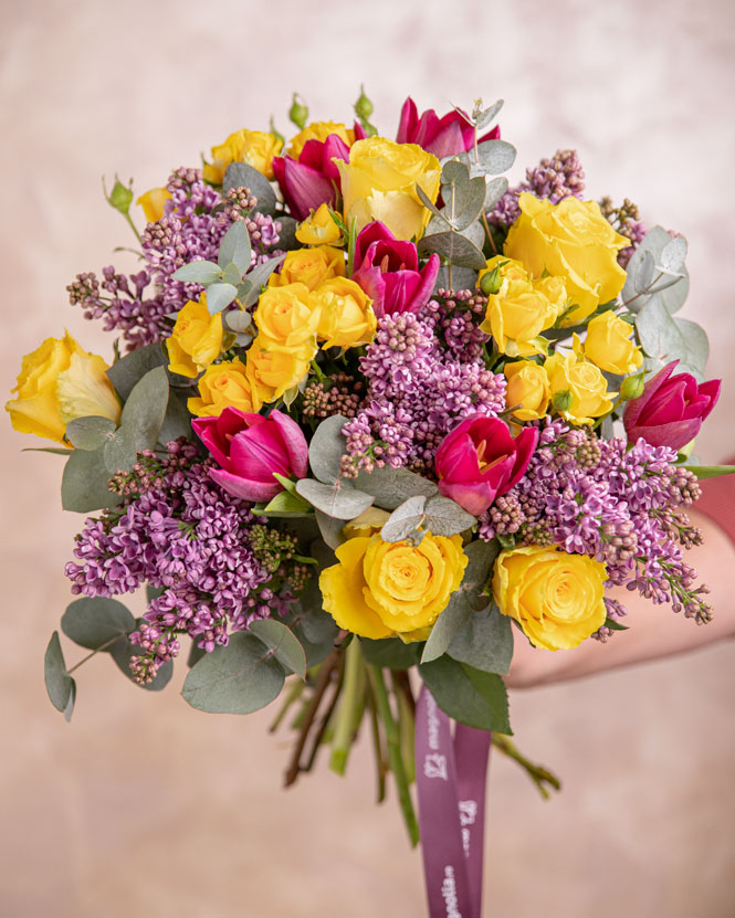 Buchet cu liliac și trandafiri galbeni