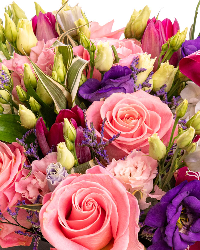 Delicate arrangement with roses and eustoma